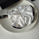 シャネル風ヘアゴムヘアアクセサリーCHANEL 風 クラシカル白黒モノトーン 柔らかサテンヘアシュシュ レディースヘアアクセシャネルハイブランド風 CC 金ロゴ 上品