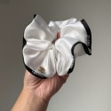 シャネル風ヘアゴムヘアアクセサリーCHANEL 風 クラシカル白黒モノトーン 柔らかサテンヘアシュシュ レディースヘアアクセシャネルハイブランド風 CC 金ロゴ 上品