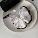 シャネル風ヘアゴムヘアアクセサリーCHANEL 風 クラシカル白黒モノトーン 柔らかサテンヘアシュシュ レディースヘアアクセシャネルハイブランド風 CC 金ロゴ 上品