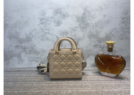 ブランドディオール シャネル ハンドバッグ ヘアバンド ソックス