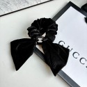 Dior / グッチ / プラダ / シャネル / ミュウミュウ風 ベルベットリボンシュシュ ハイブランド風 ゴールドロゴ金具付き黒ベルベットヘアゴム レディース可愛い蝶結びヘアバンドブランドヘアゴム
