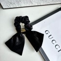 Dior / グッチ / プラダ / シャネル / ミュウミュウ風 ベルベットリボンシュシュ ハイブランド風 ゴールドロゴ金具付き黒ベルベットヘアゴム レディース可愛い蝶結びヘアバンドブランドヘアゴム