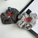 プラダ風 シュシュ三角ロゴプレート ツイード調シュシュ 2 色展開PRADA ヘアアクセサリ チェック柄 エレガントヘアアクセサリーおしゃれシュシュ プレゼント / ギフト