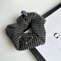 プラダ風 シュシュ三角ロゴプレート ツイード調シュシュ 2 色展開PRADA ヘアアクセサリ チェック柄 エレガントヘアアクセサリーおしゃれシュシュ プレゼント / ギフト