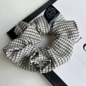 プラダ風 シュシュ三角ロゴプレート ツイード調シュシュ 2 色展開PRADA ヘアアクセサリ チェック柄 エレガントヘアアクセサリーおしゃれシュシュ プレゼント / ギフト